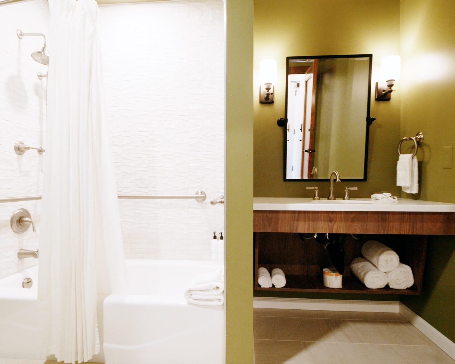 the-everett-suite-bathroom-vanity-and-shower-powerhouse-on-broadway