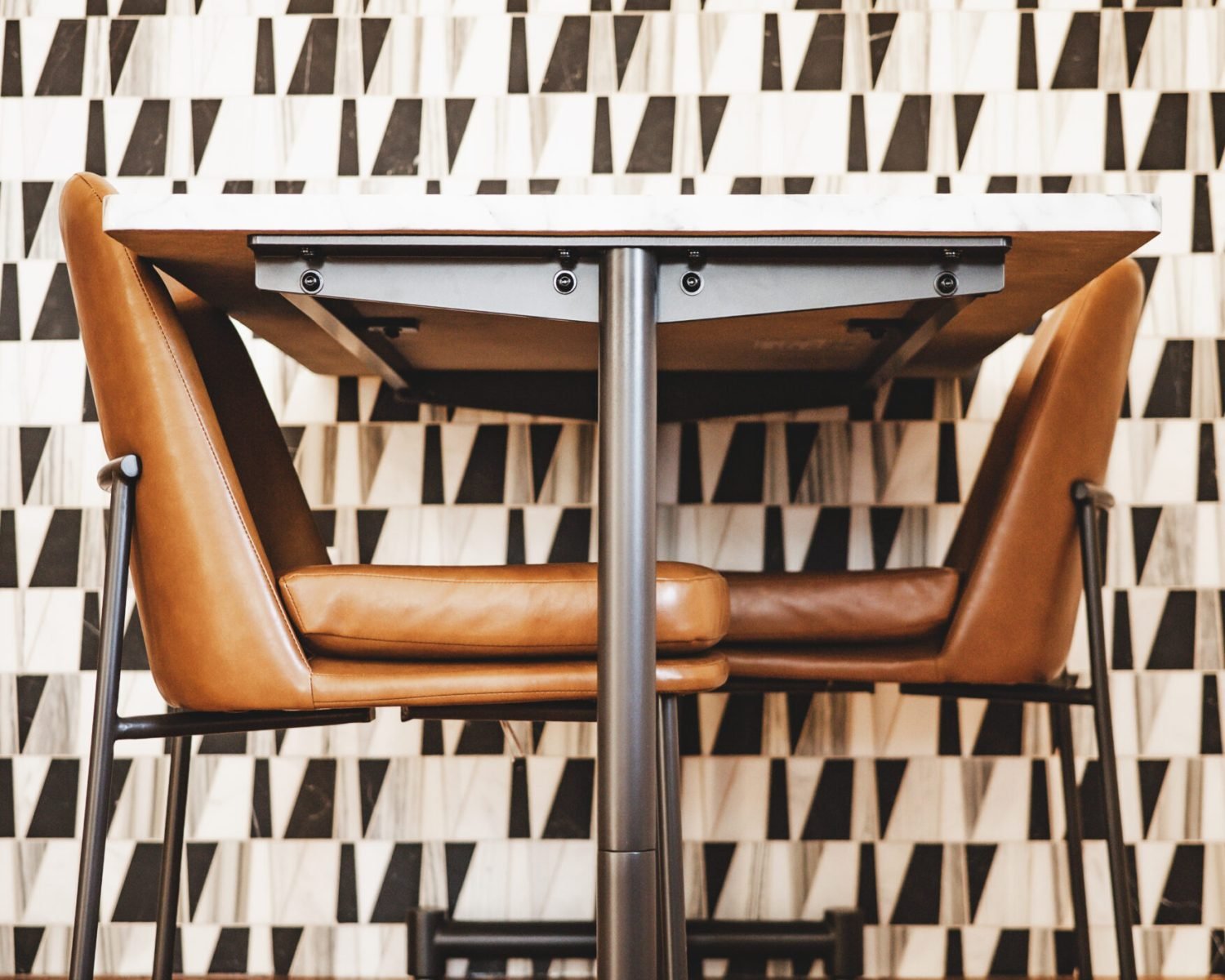 the-everett-suite-dining-nook-leather-chairs-and-modern-wall-powerhouse-on-broadway