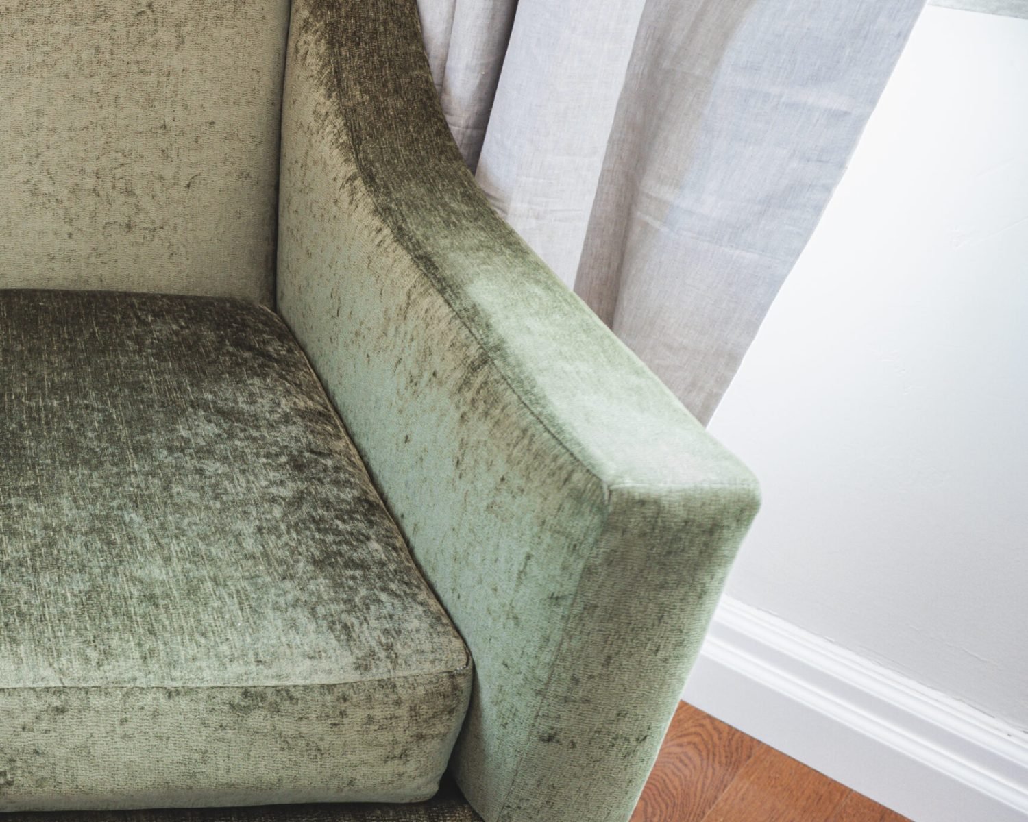 the-everett-suite-green-velvet-chair-closeup-and-sunlit-window-nook-powerhouse-on-broadway