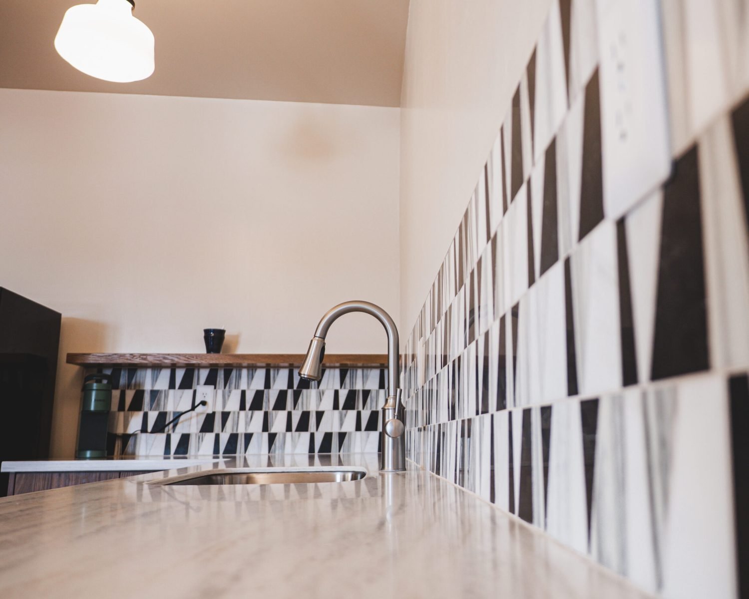 the-everett-suite-kitchenette-backsplash-and-sink-detail-powerhouse-on-broadway