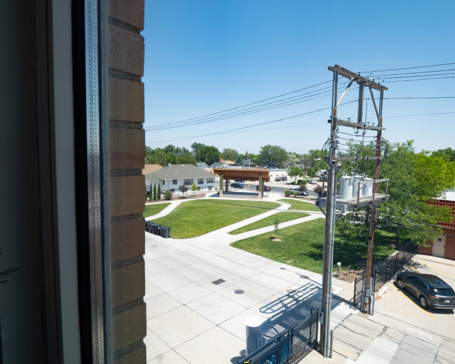 the-everett-suite-view-of-18th-street-plaza-powerhouse-on-broadway