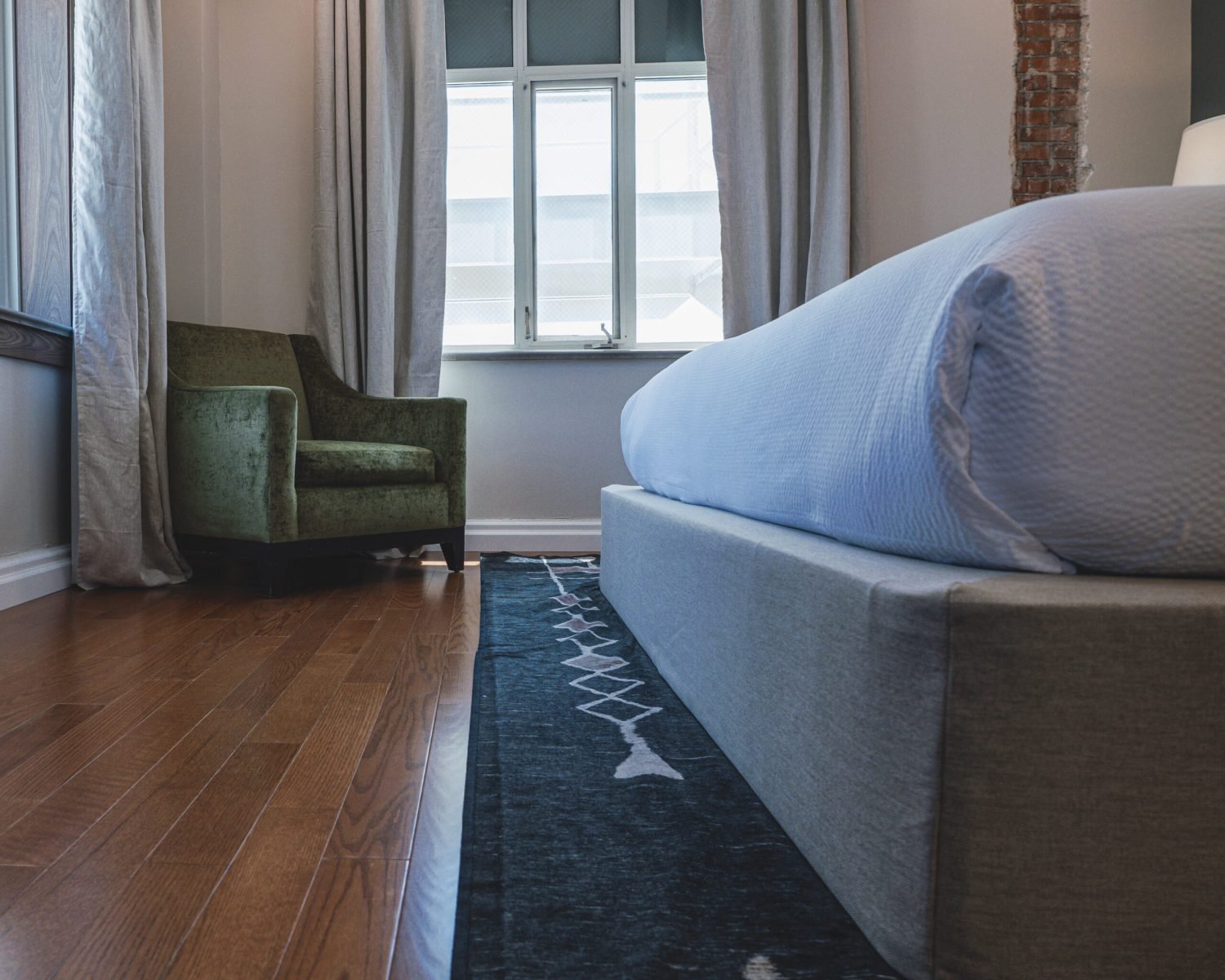 the-everett-suite-window-seating-and-bed-corner-powerhouse-on-broadway