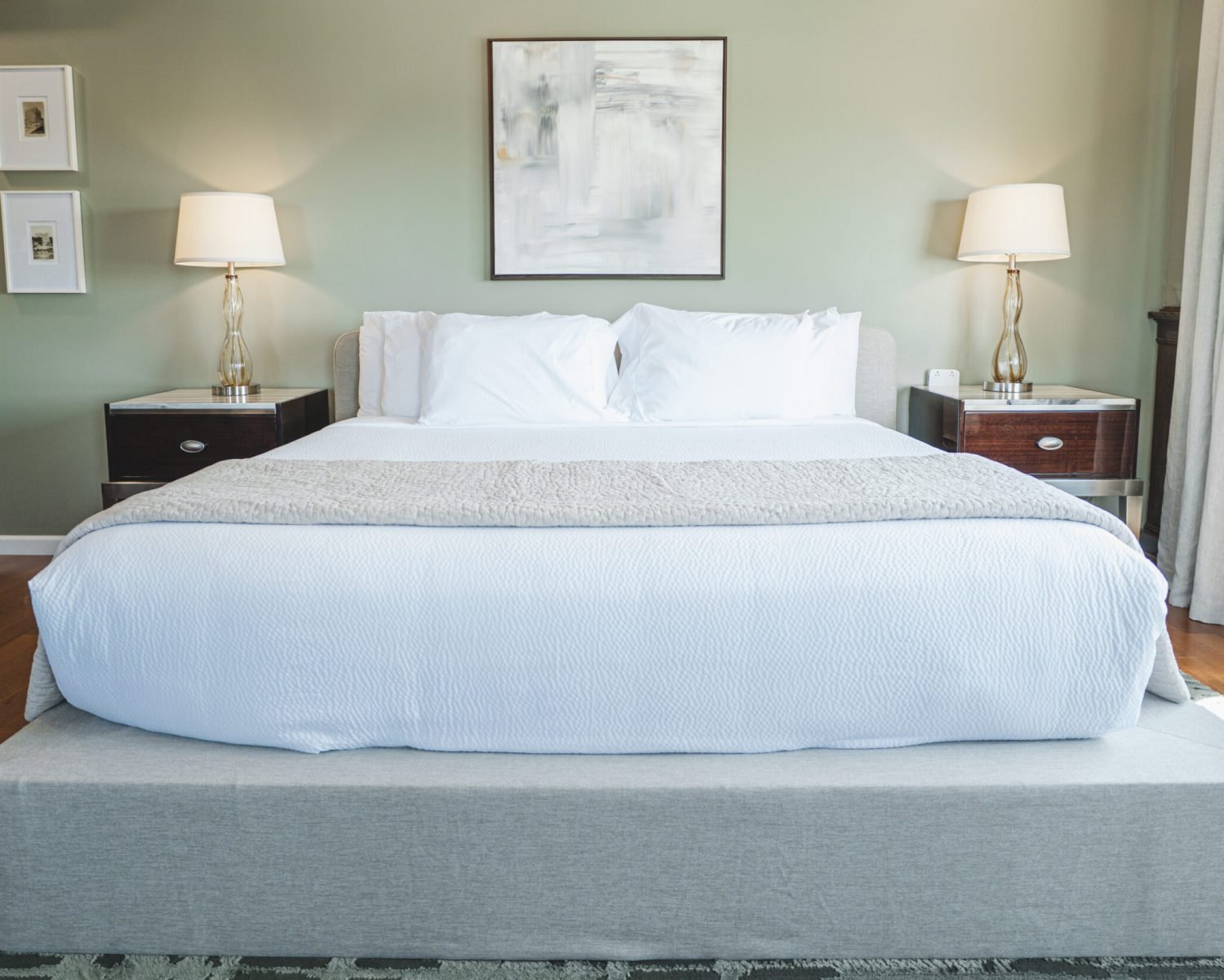 the-ford-suite-king-bed-front-view-with-artwork-and-matching-nightstands-powerhouse-on-broadway