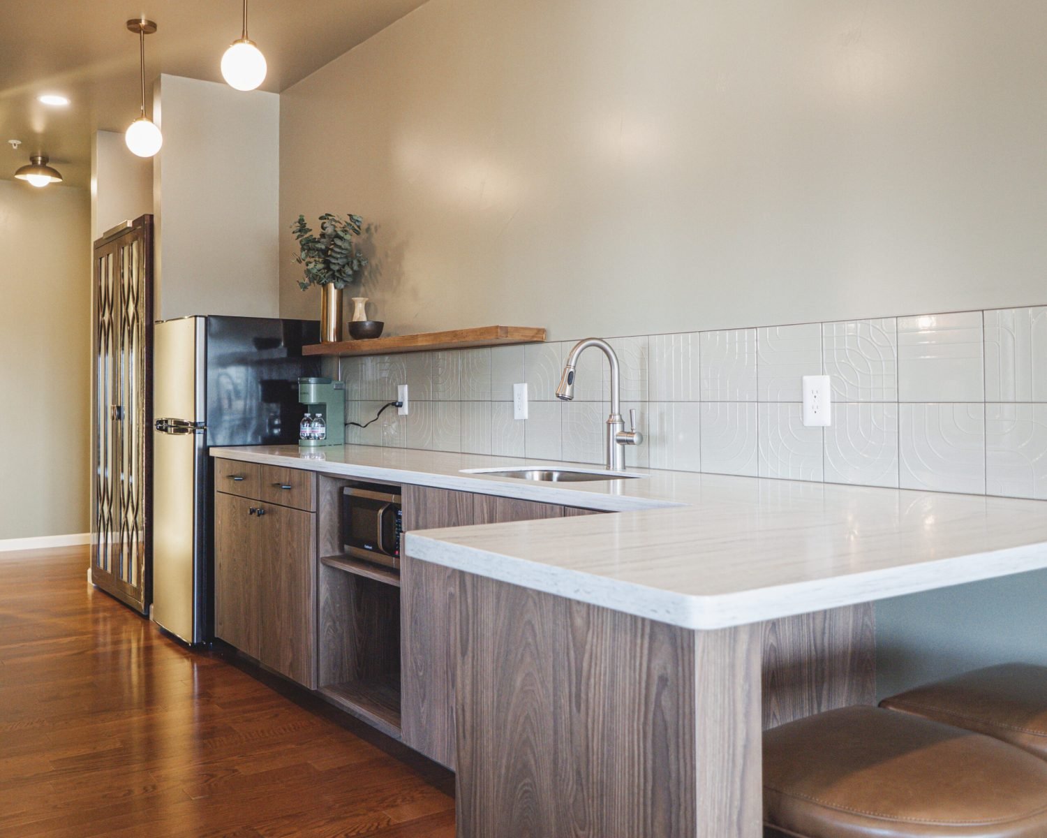 the-ford-suite-modern-kitchenette-wood-cabinets-breakfast-bar-sink-tile-backsplash-lighting-powerhouse-on-broadway