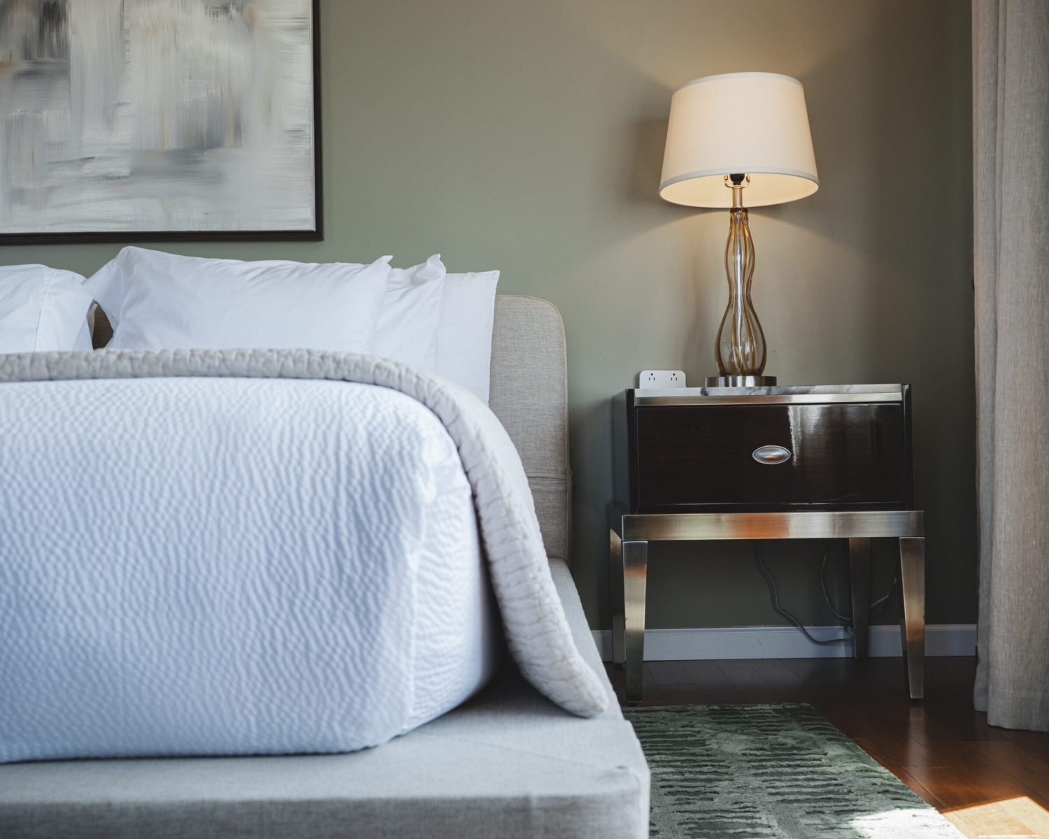 the-ford-suite-nightstand-close-up-with-glass-lamp-and-modern-artwork-powerhouse-on-broadway