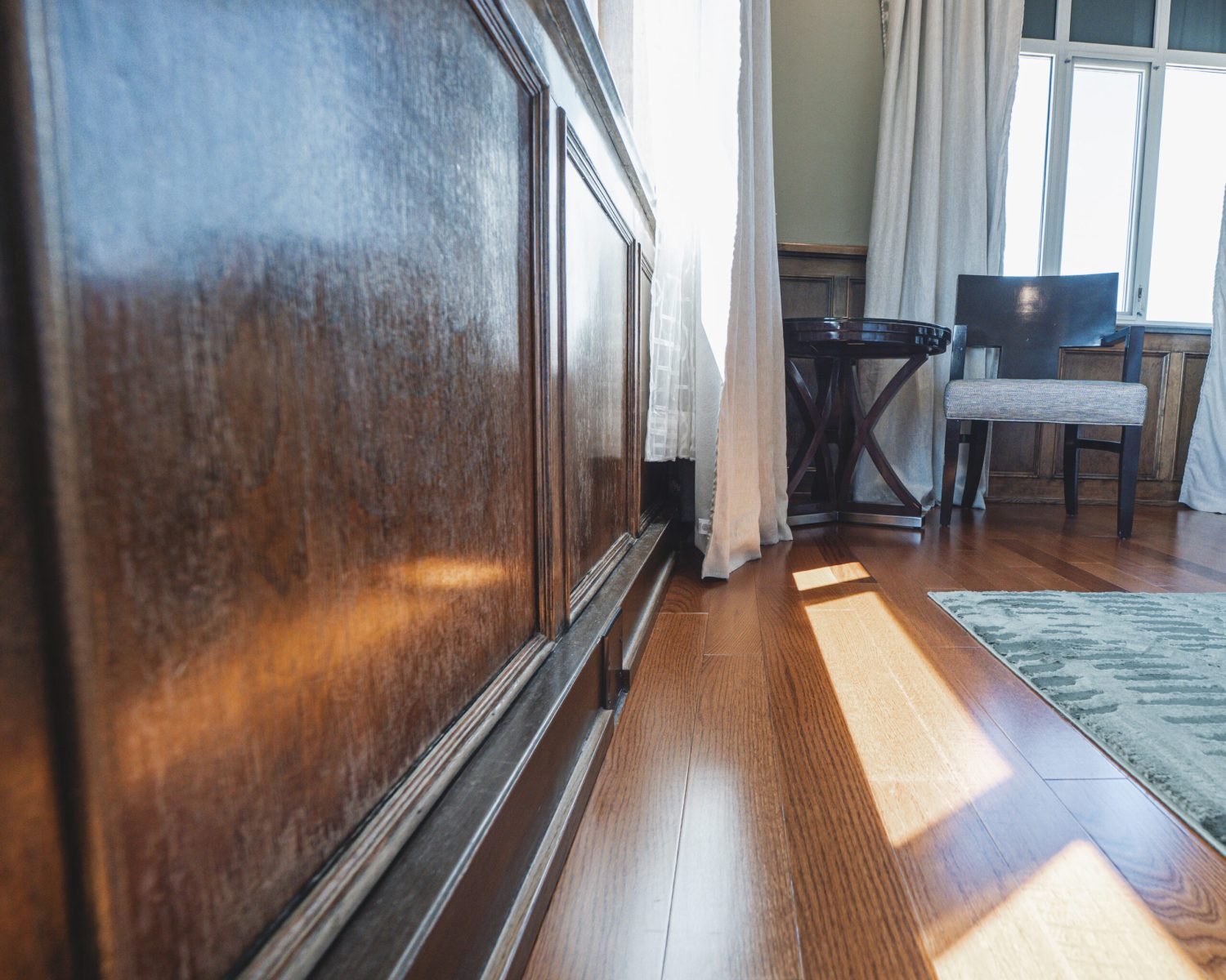 the-ford-suite-wood-trim-detail-closeup-natural-light-window-seating-area-powerhouse-on-broadway